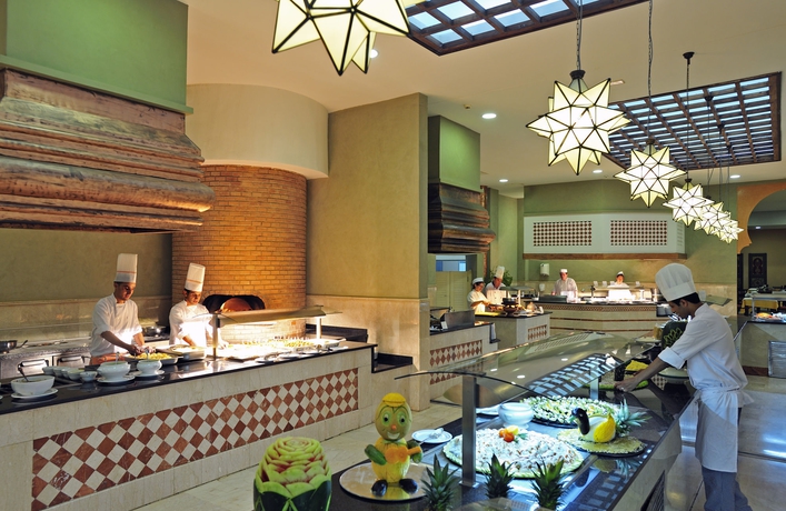 Imagen del bar/restaurante del Hotel Iberostar Waves Saïdia. Foto 5