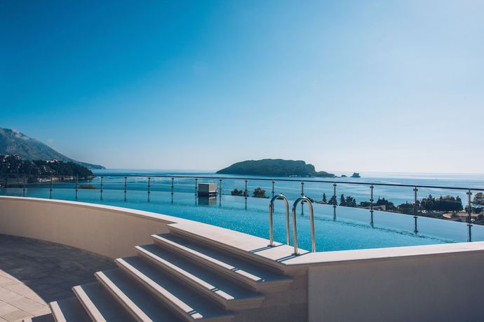 Imagen de la piscina del Hotel Iberostar Waves Slavija. Foto 16