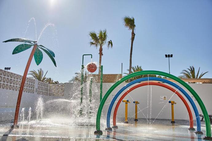 Imagen de la piscina del Hotel Ibersol Torremolinos Beach. Foto 18