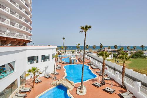 Imagen de la piscina del Hotel Ibersol Torremolinos Beach. Foto 19