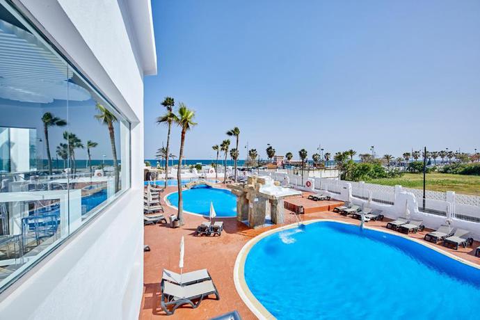 Imagen de la piscina del Hotel Ibersol Torremolinos Beach. Foto 18