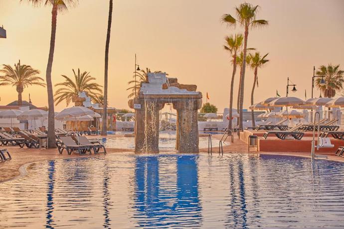 Imagen de la piscina del Hotel Ibersol Torremolinos Beach. Foto 19