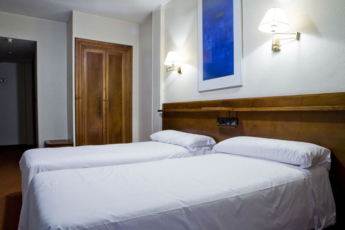 Imagen de la habitación del Hotel Ibiltze. Foto 3