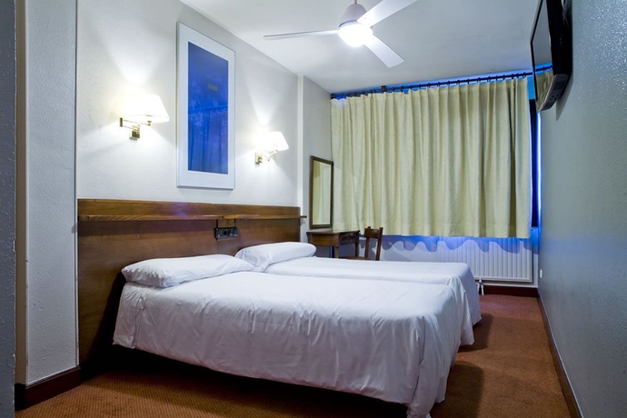 Imagen de la habitación del Hotel Ibiltze. Foto 8