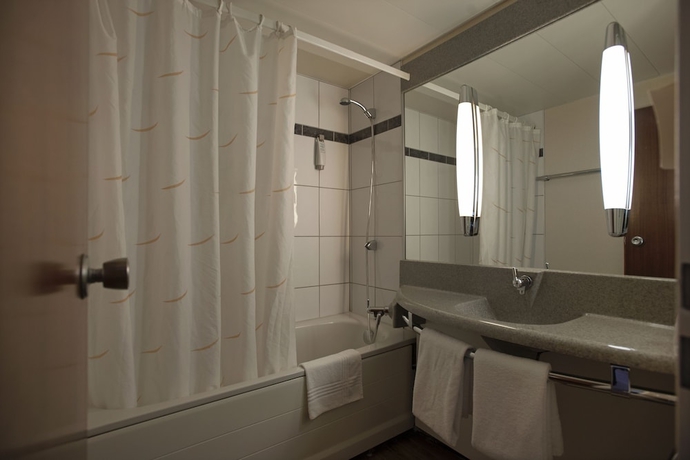 Imagen de la habitación del Hotel Ibis 3 Lacs Neuchatel. Foto 7