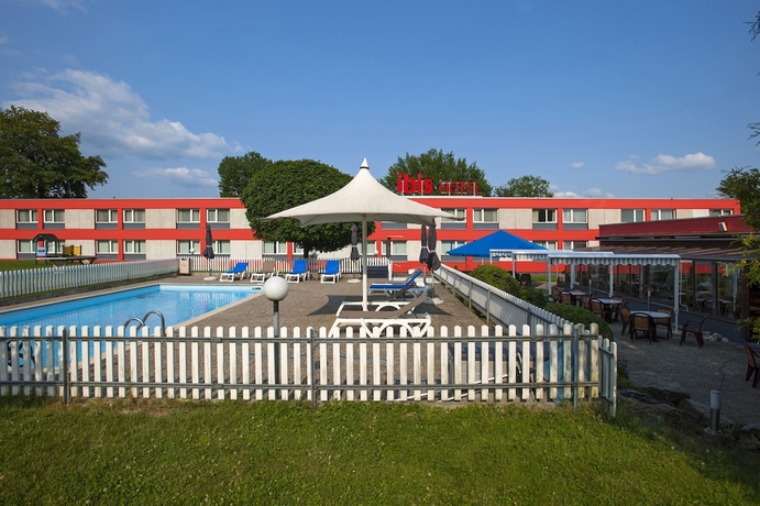 Imagen de la piscina del Hotel Ibis 3 Lacs Neuchatel. Foto 19
