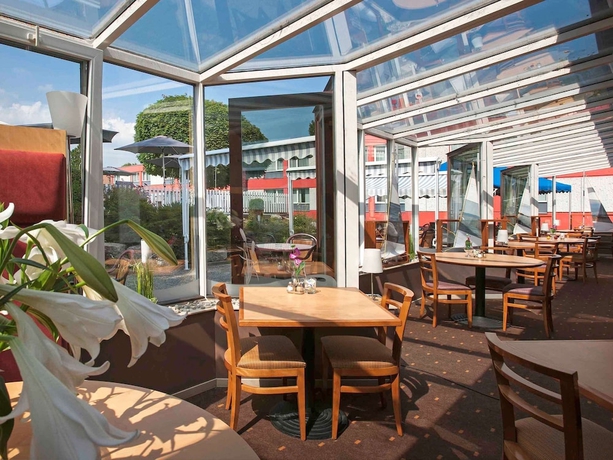 Imagen del bar/restaurante del Hotel Ibis 3 Lacs Neuchatel. Foto 3