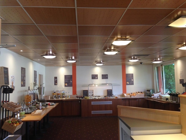 Imagen del bar/restaurante del Hotel Ibis 3 Lacs Neuchatel. Foto 4