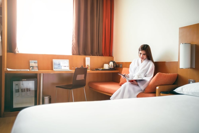 Imagen de la habitación del Hotel Ibis Abu Dhabi Gate. Foto 15