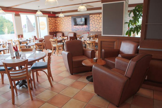 Imagen del bar/restaurante del Hotel Ibis Albert Pays De Somme. Foto 3