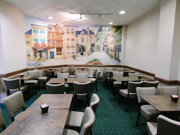 Imagen del bar/restaurante del Hotel Ibis Alen&ccedil;on. Foto 4