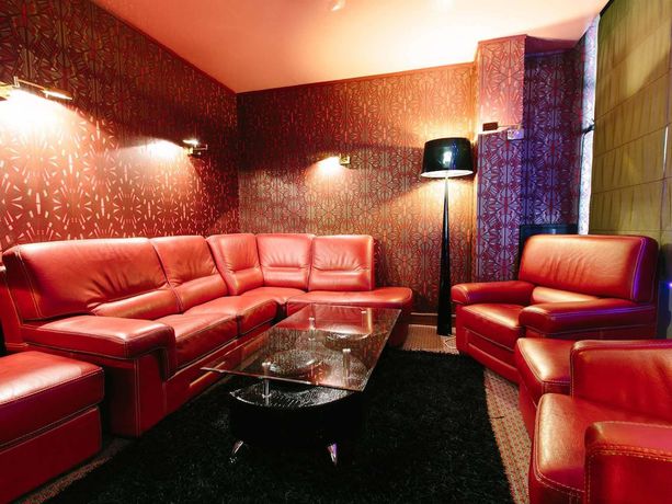 Imagen del bar/restaurante del Hotel Ibis Alen&ccedil;on. Foto 7