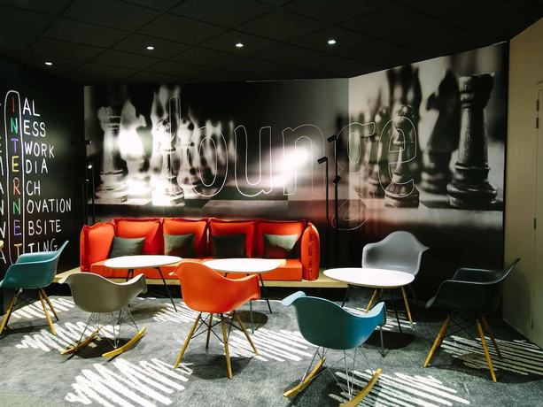 Imagen del bar/restaurante del Hotel Ibis Alen&ccedil;on. Foto 8