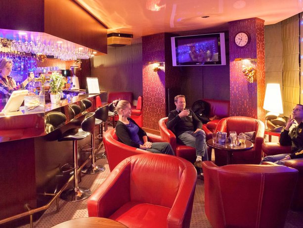 Imagen del bar/restaurante del Hotel Ibis Alen&ccedil;on. Foto 9