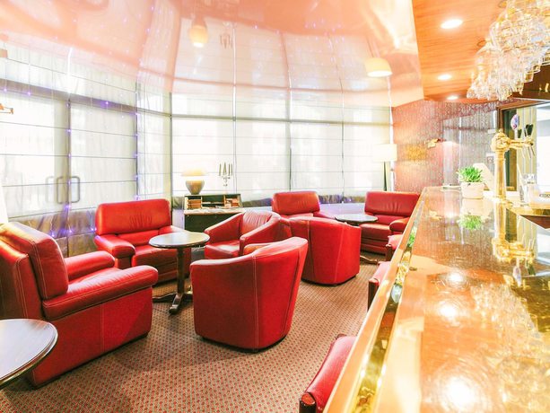 Imagen del bar/restaurante del Hotel Ibis Alen&ccedil;on. Foto 10