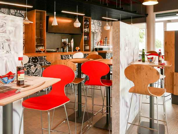 Imagen del bar/restaurante del Hotel Ibis Alicante. Foto 5