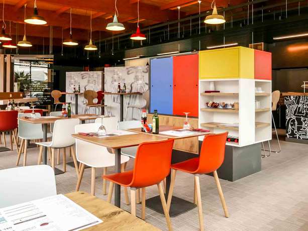 Imagen del bar/restaurante del Hotel Ibis Alicante. Foto 6