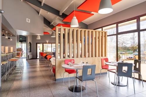 Imagen del bar/restaurante del Hotel Ibis Amboise. Foto 3