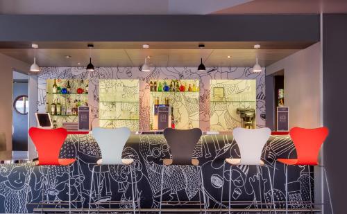 Imagen del bar/restaurante del Hotel Ibis Amboise. Foto 4