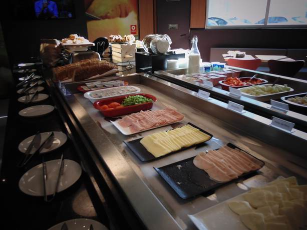 Imagen del bar/restaurante del Hotel Ibis Americana. Foto 3