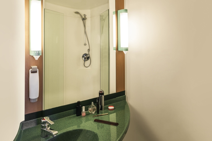 Imagen de la habitación del Hotel Ibis Amsterdam Centre Stopera. Foto 12