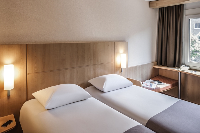 Imagen de la habitación del Hotel Ibis Amsterdam Centre Stopera. Foto 13