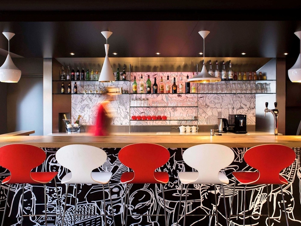 Imagen del bar/restaurante del Hotel Ibis Annecy Centre Vieille Ville. Foto 7