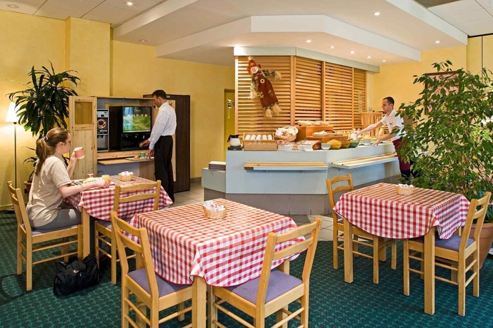 Imagen del bar/restaurante del Hotel Ibis Archamps Porte De Geneve. Foto 4