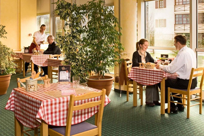 Imagen del bar/restaurante del Hotel Ibis Archamps Porte De Geneve. Foto 5