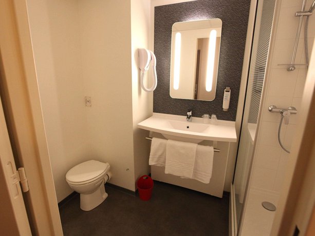 Imagen de la habitación del Hotel Ibis Aurillac. Foto 5