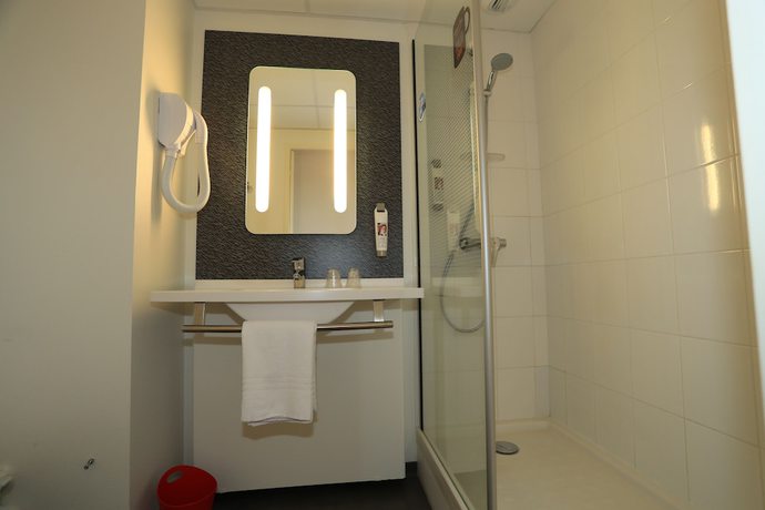 Imagen de la habitación del Hotel Ibis Aurillac. Foto 12