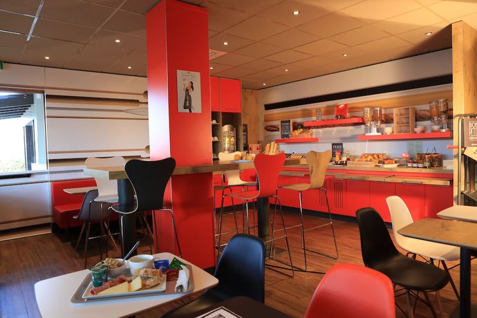 Imagen del bar/restaurante del Hotel Ibis Aurillac. Foto 2