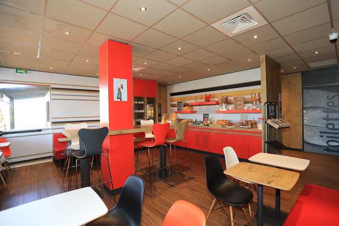 Imagen del bar/restaurante del Hotel Ibis Aurillac. Foto 3