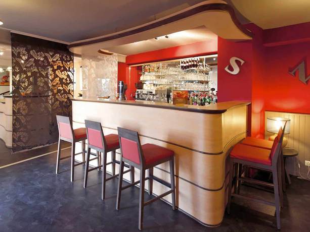 Imagen del bar/restaurante del Hotel Ibis Autun. Foto 12