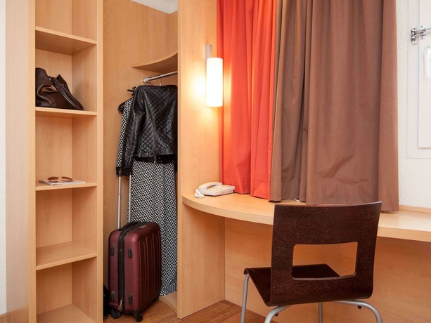 Imagen de la habitación del Hotel Ibis Avallon. Foto 13