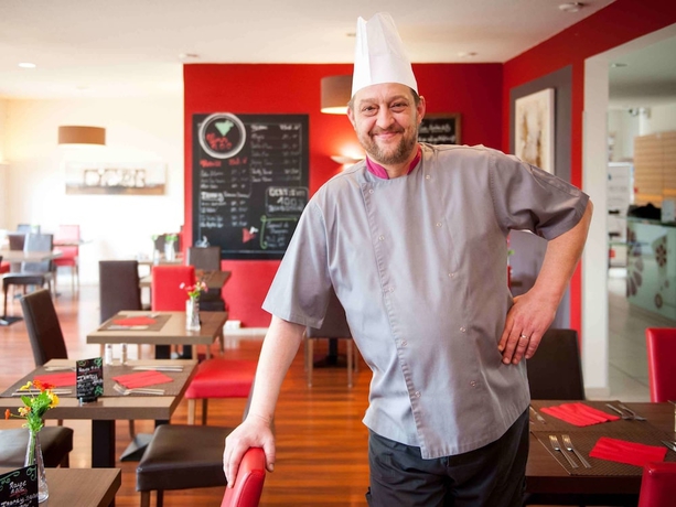 Imagen del bar/restaurante del Hotel Ibis Avallon. Foto 3