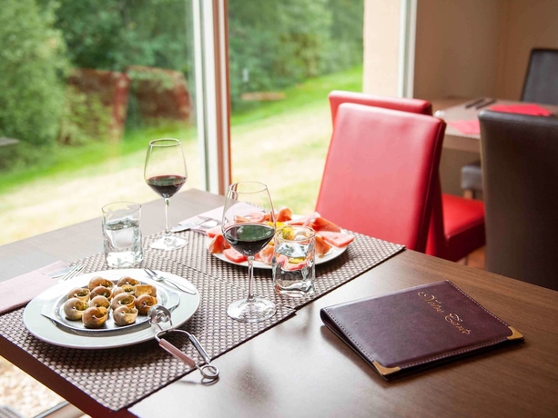 Imagen del bar/restaurante del Hotel Ibis Avallon. Foto 6