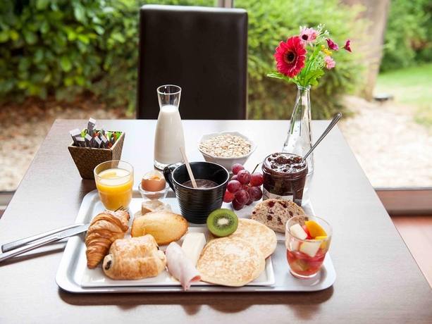 Imagen del bar/restaurante del Hotel Ibis Avallon. Foto 11