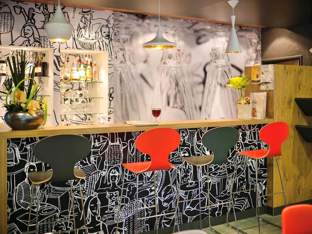 Imagen del bar/restaurante del Hotel Ibis Avignon Centre Pont De L'europe. Foto 8