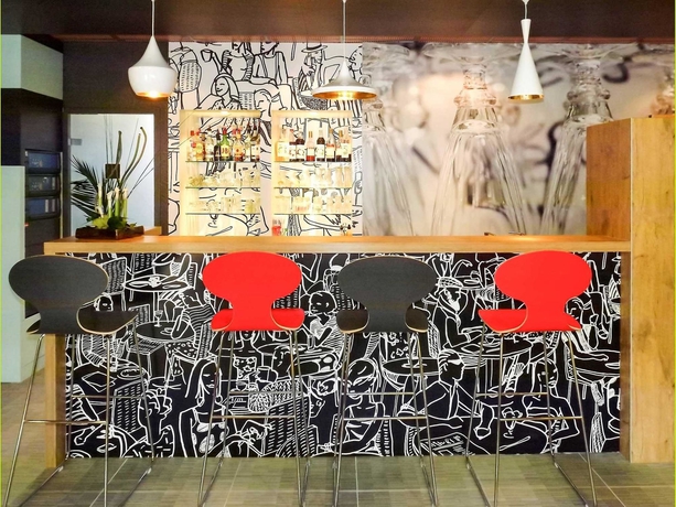 Imagen del bar/restaurante del Hotel Ibis Avignon Centre Pont De L'europe. Foto 9