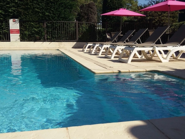 Imagen de la piscina del Hotel Ibis Avignon Sud. Foto 16