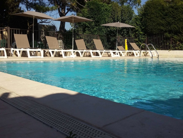 Imagen de la piscina del Hotel Ibis Avignon Sud. Foto 18