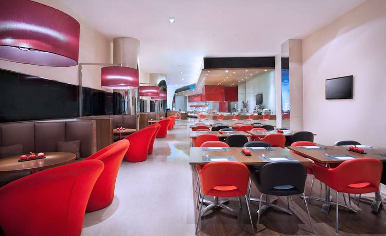 Imagen del bar/restaurante del Hotel Ibis Bandung Trans Studio. Foto 9