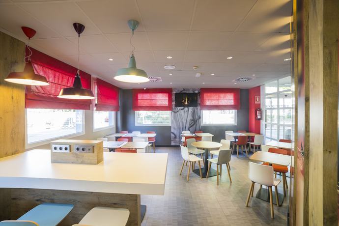 Imagen del bar/restaurante del Hotel Ibis Barcelona Castelldefels. Foto 5