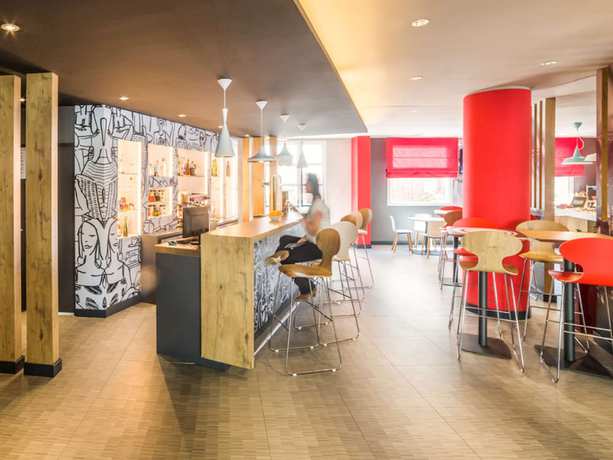 Imagen del bar/restaurante del Hotel Ibis Barcelona Castelldefels. Foto 6