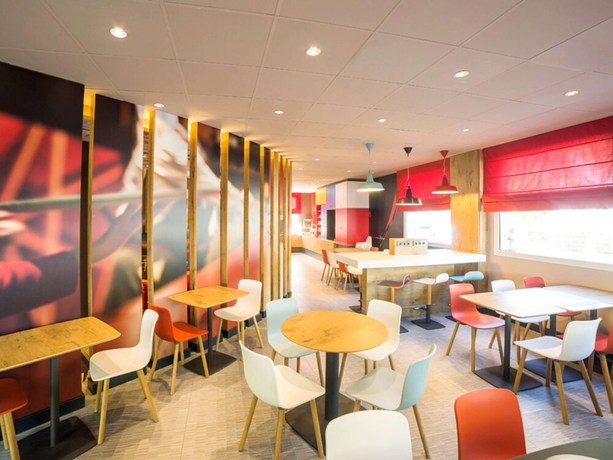 Imagen del bar/restaurante del Hotel Ibis Barcelona Castelldefels. Foto 8