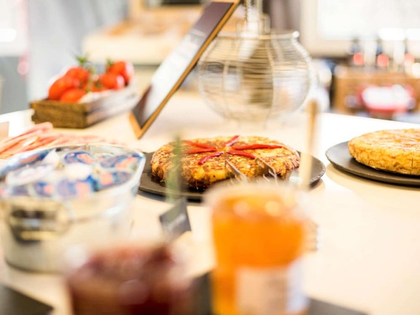 Imagen del bar/restaurante del Hotel Ibis Barcelona Castelldefels. Foto 9