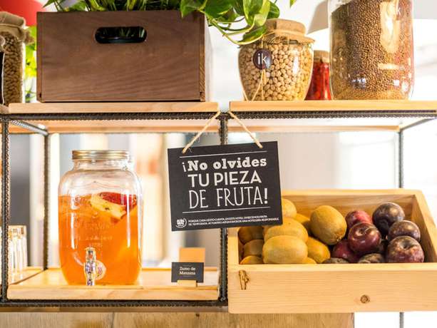 Imagen del bar/restaurante del Hotel Ibis Barcelona Castelldefels. Foto 10