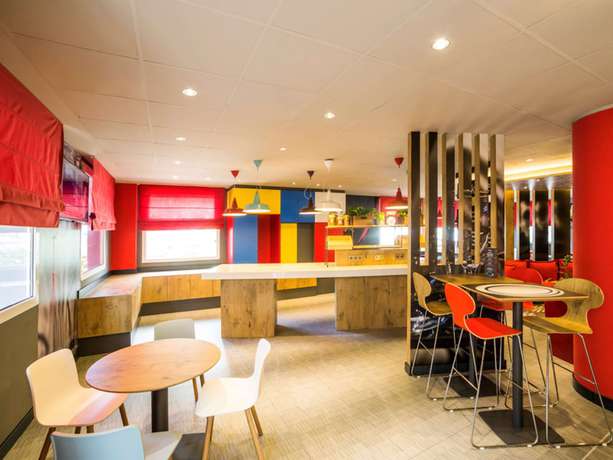 Imagen del bar/restaurante del Hotel Ibis Barcelona Castelldefels. Foto 11