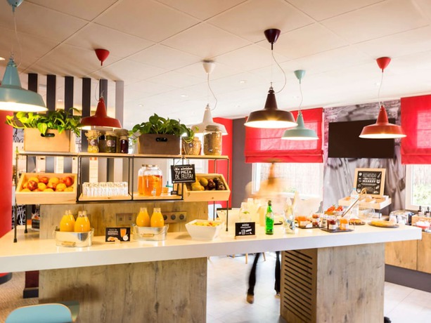 Imagen del bar/restaurante del Hotel Ibis Barcelona Castelldefels. Foto 12